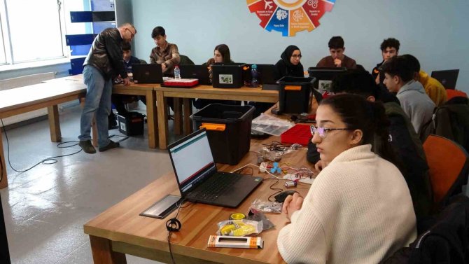 Van’da 72 Öğrenci Dene-yap Teknoloji Atölyesinde Eğitim Görüyor