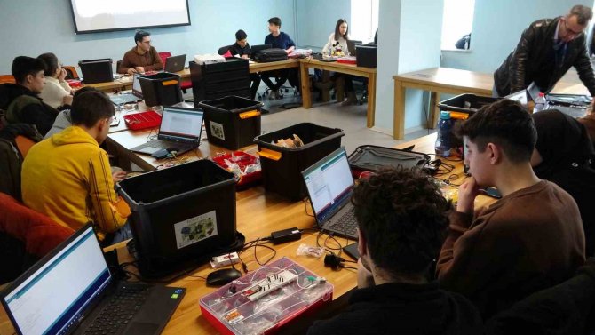 Van’da 72 Öğrenci Dene-yap Teknoloji Atölyesinde Eğitim Görüyor