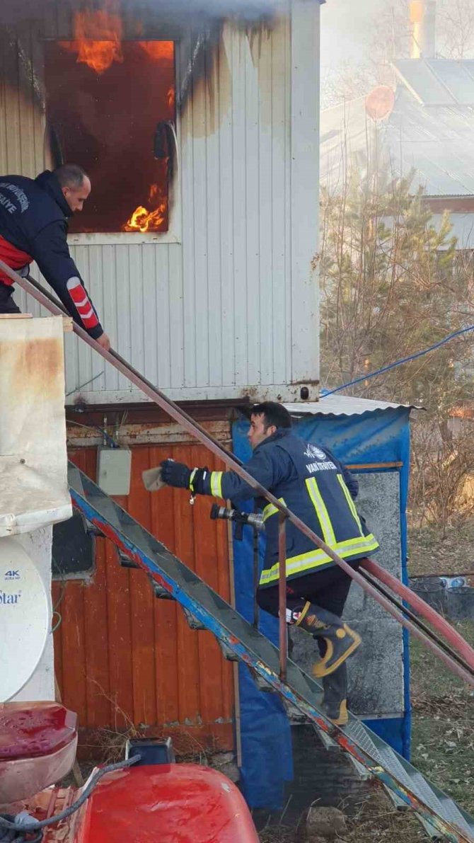 Van’da Konteyner Yangını