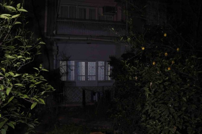 Evinde Yattığı Sırada Ağzından Tabanca İle Vuruldu