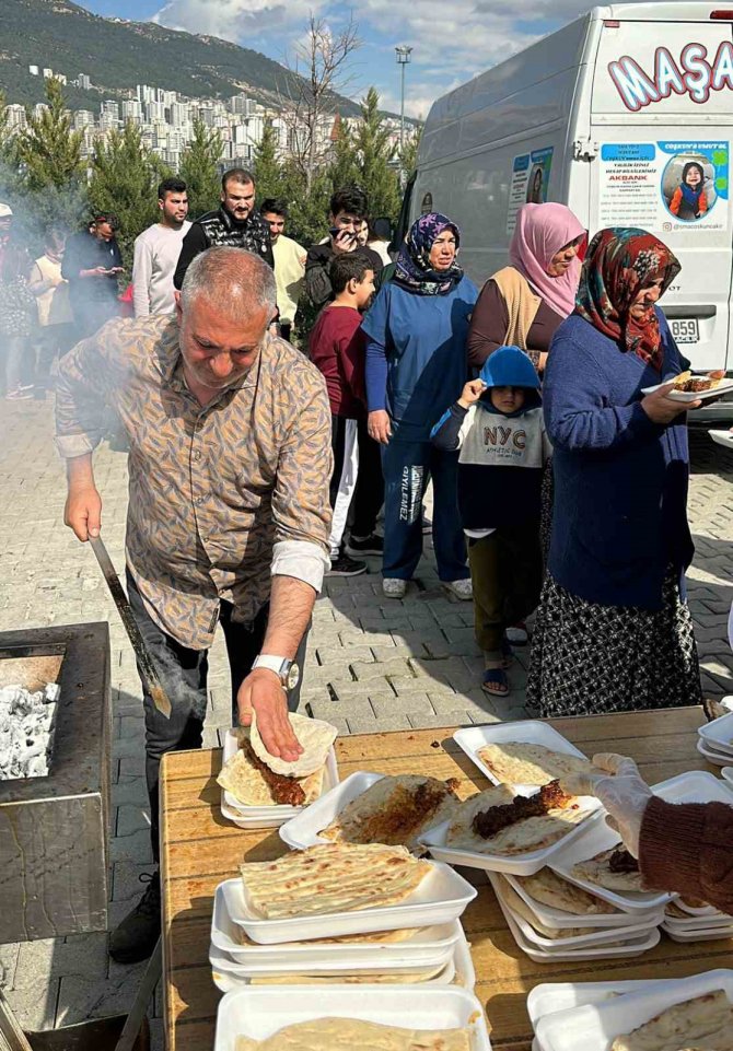 Kaburgacı Yaşar, Kahramanmaraş’ta Depremzedelere 10 Bin Kebap Dağıttı
