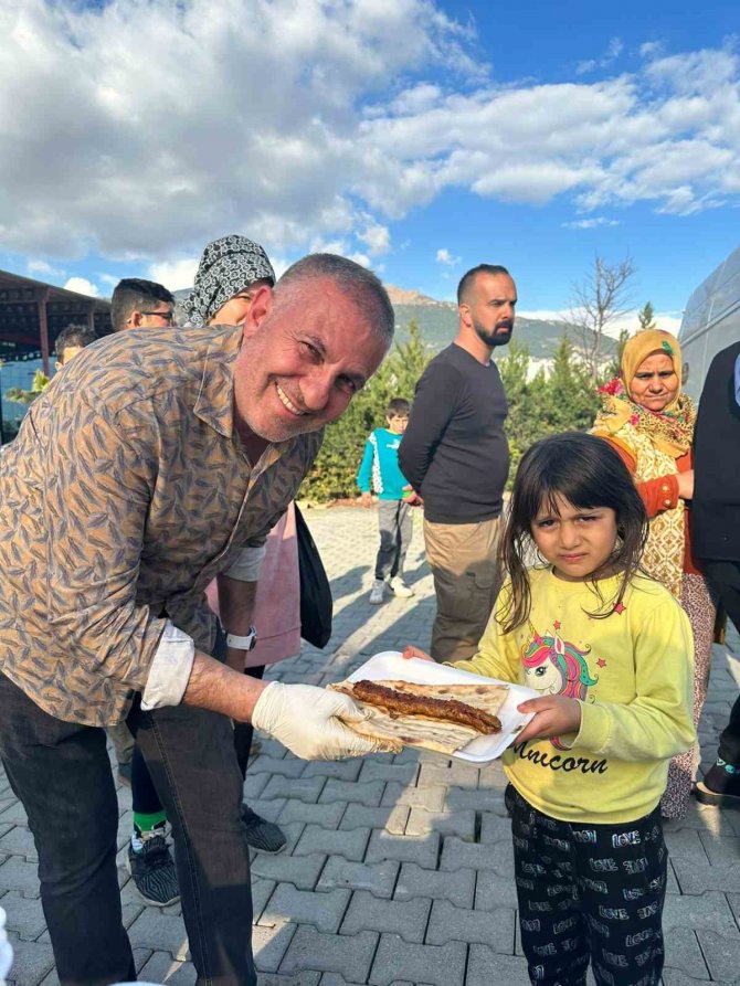 Kaburgacı Yaşar, Kahramanmaraş’ta Depremzedelere 10 Bin Kebap Dağıttı