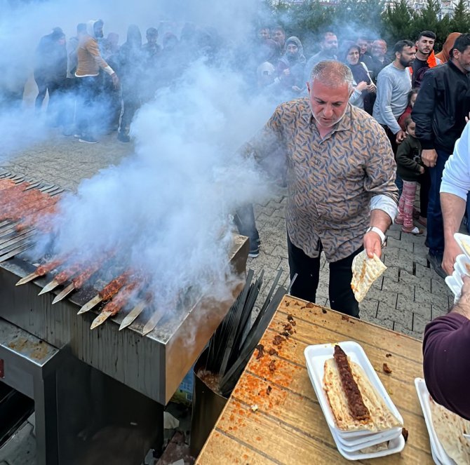 Kaburgacı Yaşar, Kahramanmaraş’ta Depremzedelere 10 Bin Kebap Dağıttı