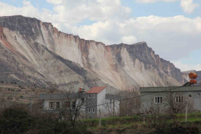 Deprem Doğal Mağaraların Olduğu Dağda Kopmalara Neden Oldu