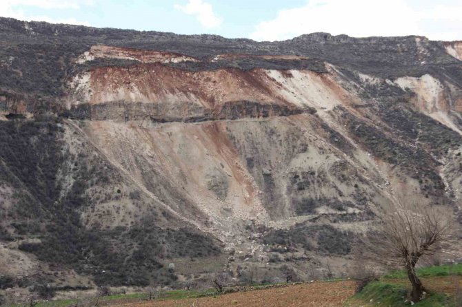 Deprem Doğal Mağaraların Olduğu Dağda Kopmalara Neden Oldu