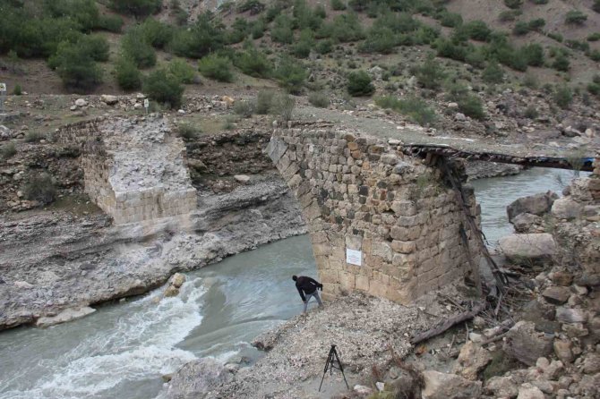 Depremde Tarihi Vicina Köprüsü De Yıkıldı