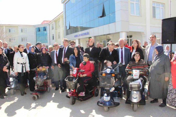 Afyonkarahisar’da 85 Engellinin Artık Akülü Aracı Var