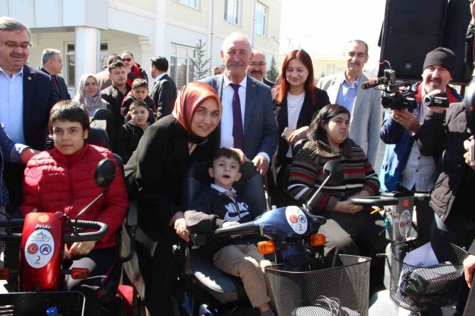 Afyonkarahisar’da 85 Engellinin Artık Akülü Aracı Var