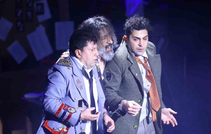 Aşt’nin Yeni Oyunu “Polisler” Seyirciyle Buluştu