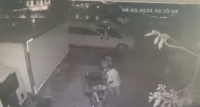Elektrikli Bisikleti Elini Kolunu Sallaya Sallaya Çaldı