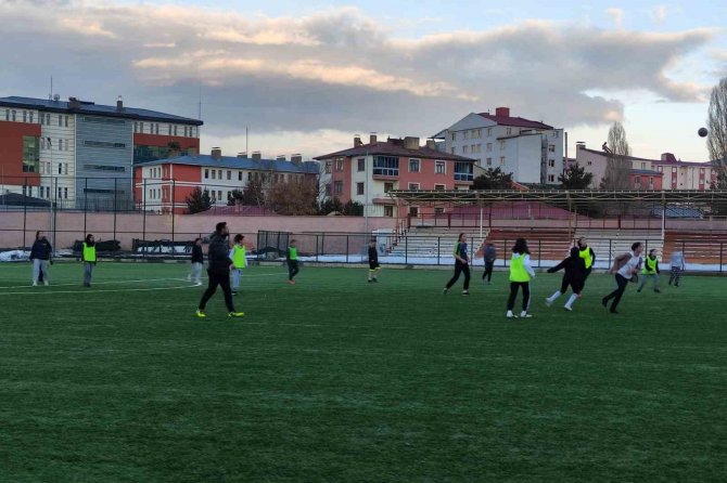 Ardahan Kura Spor Kadın Futbol Takımı Hazırlıklarını Sürdürüyor