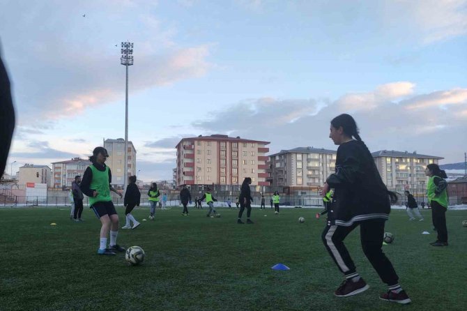 Ardahan Kura Spor Kadın Futbol Takımı Hazırlıklarını Sürdürüyor