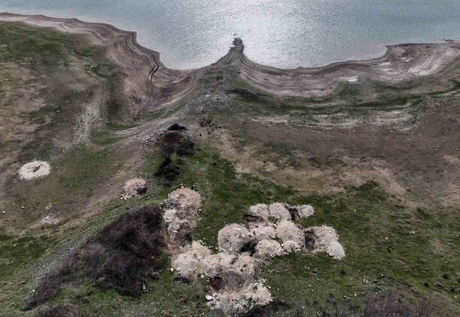 Sazlıdere Gölü Definecilerin Köstebek Yuvasına Döndü