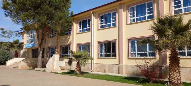 Kız Öğrencilerden Tabletleri Toplayan Müdüre ‘Taciz’ İftirası