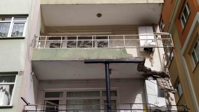 Bahçelievler’de Balkonu Çöken Bina Tahliye Edildi
