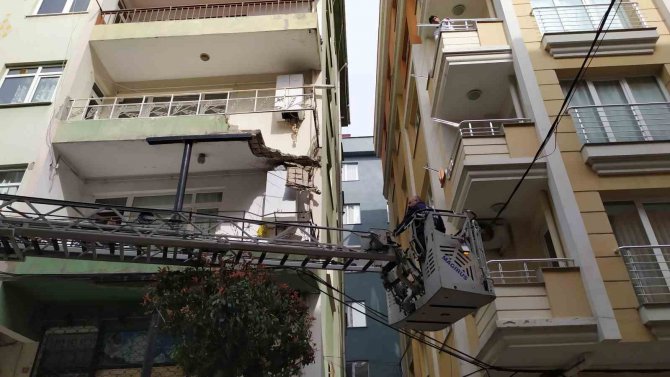 Bahçelievler’de Balkonu Çöken Bina Tahliye Edildi