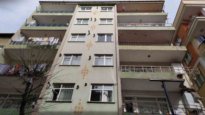 Bahçelievler’de Balkonu Çöken Bina Tahliye Edildi