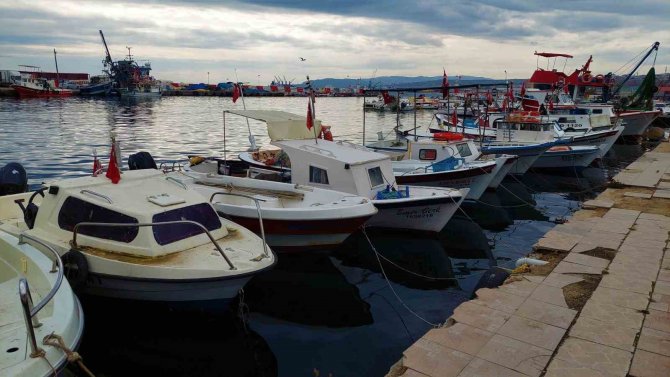 Balıkçılar Fırtına Öncesi Limana Çekildi