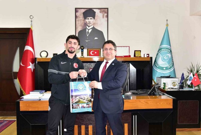 Baün’lü Milli Güreşçi Kerem Kamal’dan, Rektör Yücel Oğurlu’ya Ziyaret