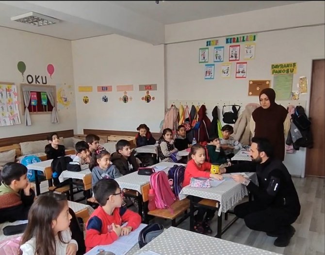 Bingöl’de Minik Öğrenciler, Akranları İçin Topladıkları Paraları Deprem Bölgesine Yolladı