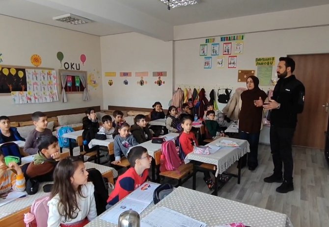 Bingöl’de Minik Öğrenciler, Akranları İçin Topladıkları Paraları Deprem Bölgesine Yolladı