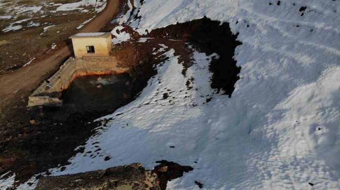 Etrafı Karla Kaplı Doğal Jakuzinin Keyfini Çıkarıyorlar