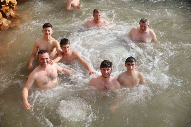 Etrafı Karla Kaplı Doğal Jakuzinin Keyfini Çıkarıyorlar