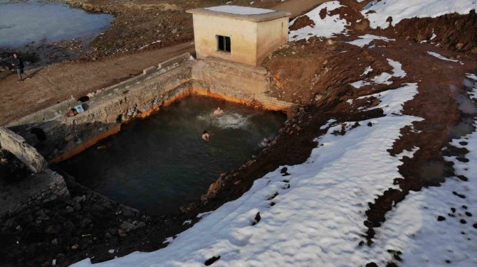 Etrafı Karla Kaplı Doğal Jakuzinin Keyfini Çıkarıyorlar