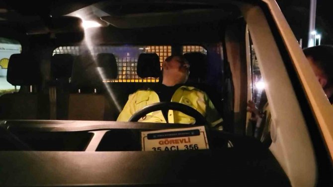 Bursa’da Lüks Otomobil, Yolda Temizlik Yapan Belediye Aracına Çarptı : 2 Yaralı