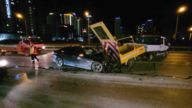 Bursa’da Lüks Otomobil, Yolda Temizlik Yapan Belediye Aracına Çarptı : 2 Yaralı