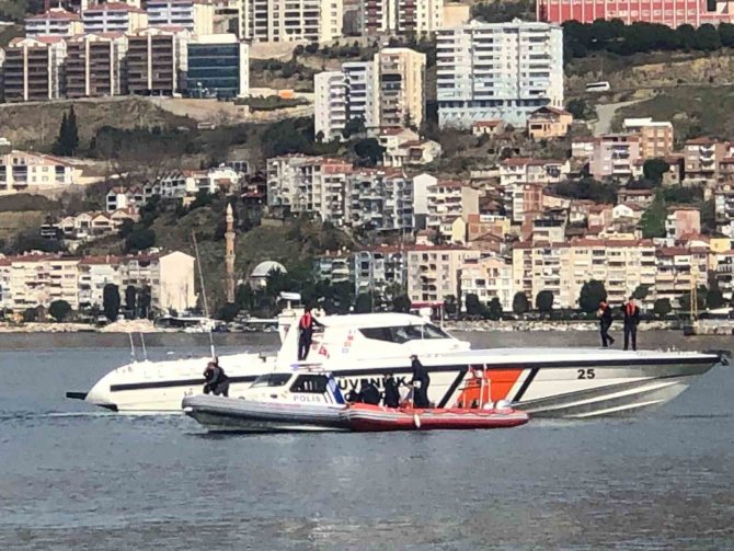 Denizde Kaybolan Kişiyi Ararken Tabanca Ve Tüfek Buldular