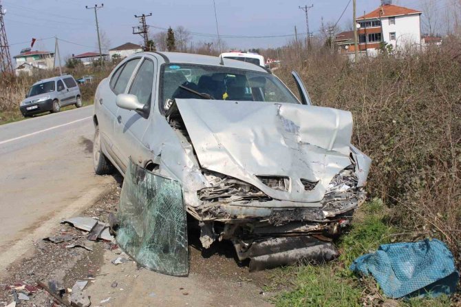 2 Otomobil Çarpıştı: 2 Yaralı
