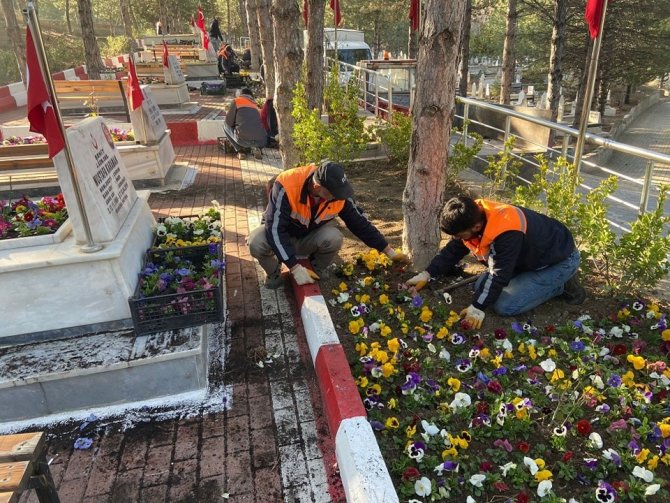 Sungurlu’da Şehitlik Çiçeklerle Donatıldı