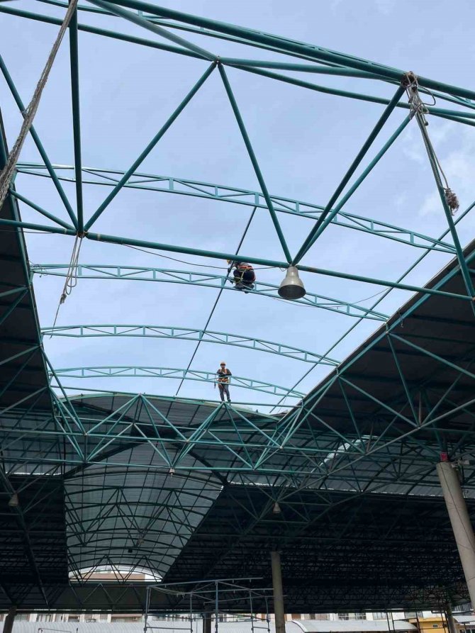 Davutlar Kapalı Pazar Yeri’nin Çatısı Yenileniyor