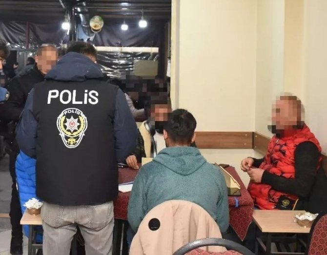 Kıraathanede Kumar Oynayan 12 Kişiye 40 Bin Lira Ceza Kesildi