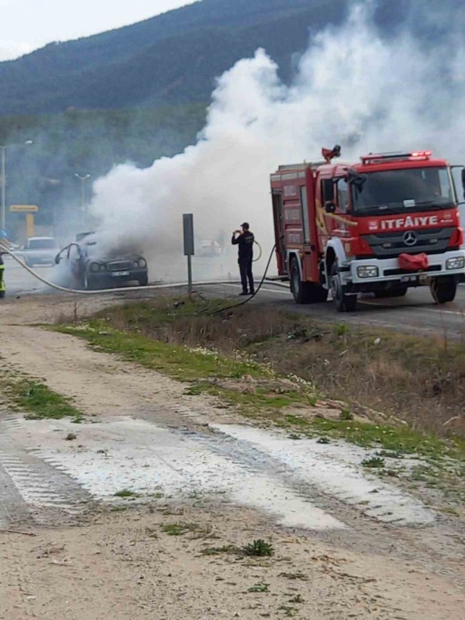 Seyir Halindeyken Yanan Otomobil Kullanılamaz Hale Geldi