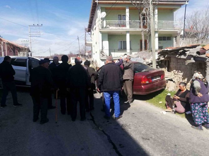 İ̇ki Aracın Kafa Kafaya Çarpıştığı Kazada 2 Kişi Yaralandı