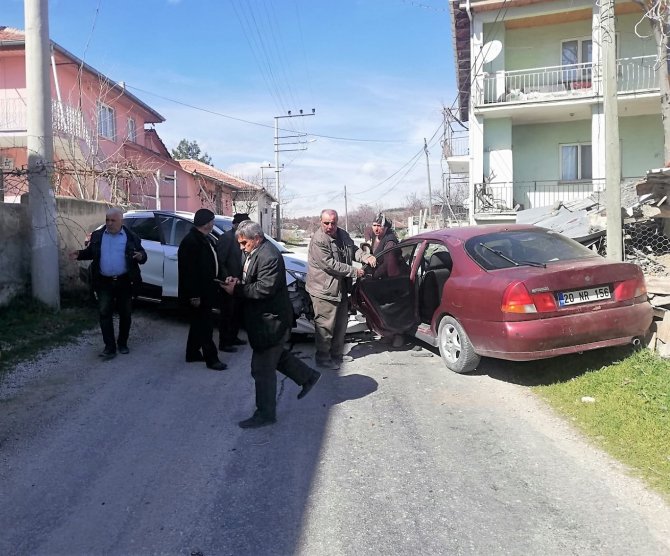 İ̇ki Aracın Kafa Kafaya Çarpıştığı Kazada 2 Kişi Yaralandı