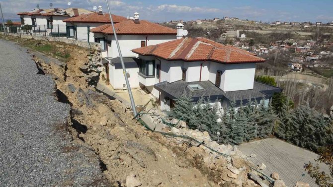 Milyonluk Villalar Depremde Kağıt Gibi Dağıldı