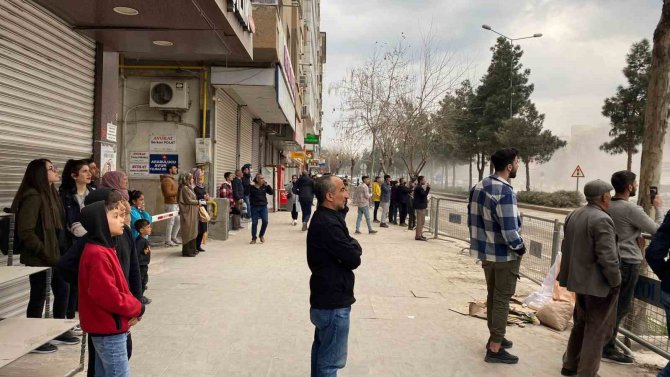 Çocuk, Genç, Yaşlı Demeden Günlerdir Süren Yıkımı İzliyorlar