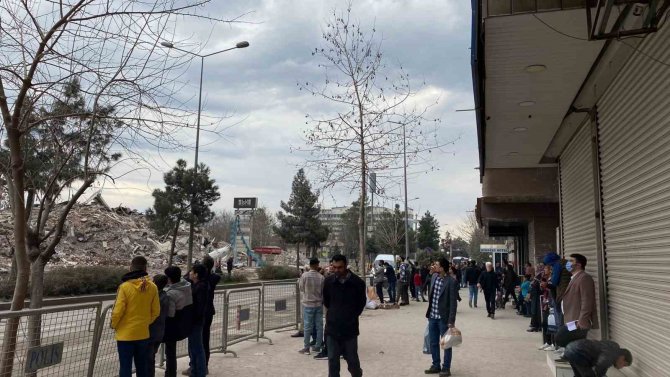 Çocuk, Genç, Yaşlı Demeden Günlerdir Süren Yıkımı İzliyorlar