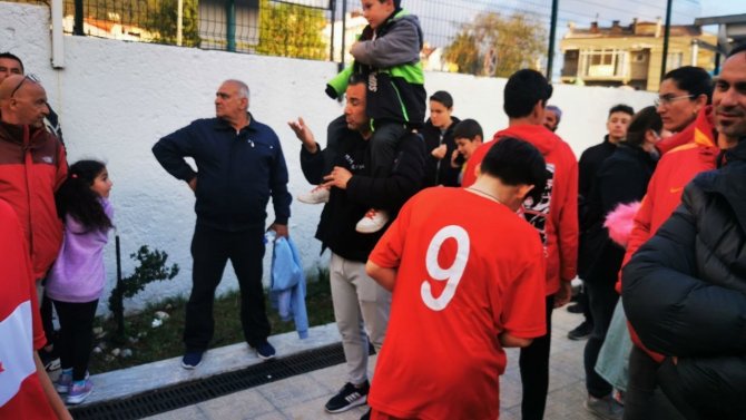 Arda Turan Depremzede Çocuklar İçin Marmaris’te Sahaya Çıktı