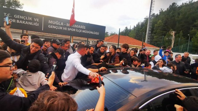 Arda Turan Depremzede Çocuklar İçin Marmaris’te Sahaya Çıktı