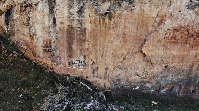 Fayın Üzerine Sevgililerinin İsimlerini Yazdılar