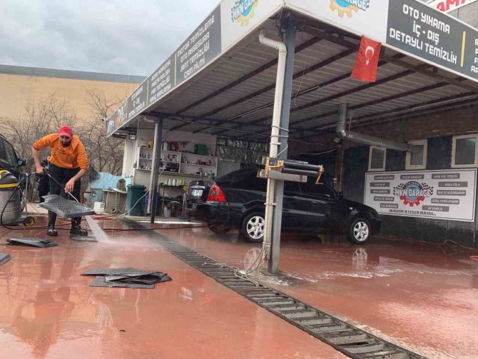 Araçlardaki Depremin Tozlu İzlerini Ücretsiz Temizliyor