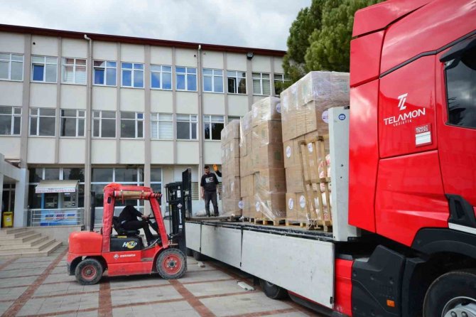 Gediz’den Gıda Kolisi Yüklü Tır Yola Çıktı
