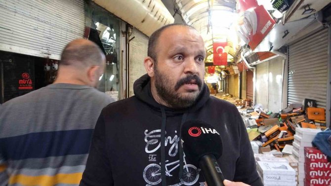 Hatay Kunduracılar Çarşısı Esnafı, Sağlam Kalan Mallarını Kurtarmaya Çalışıyor