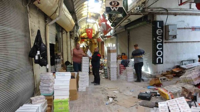 Hatay Kunduracılar Çarşısı Esnafı, Sağlam Kalan Mallarını Kurtarmaya Çalışıyor