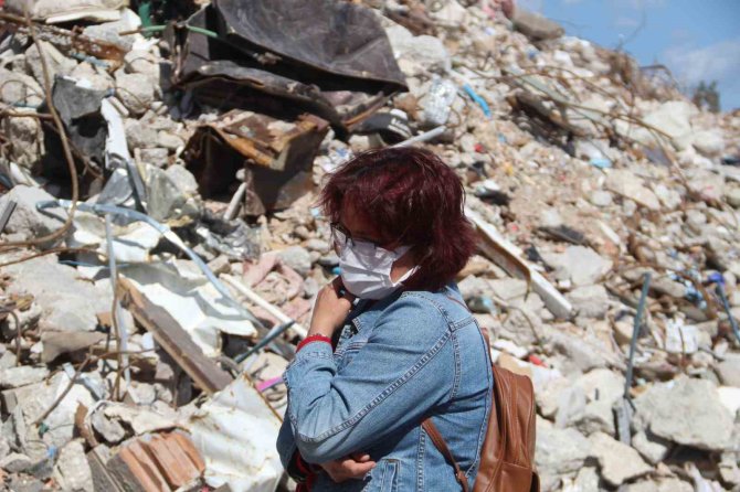 Öğretmenin Enkaz Arasında Annesinden Hatıra Bulma Çabası