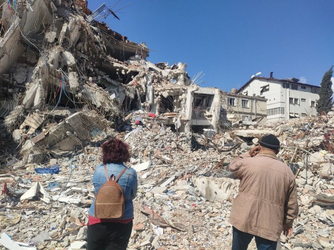 Öğretmenin Enkaz Arasında Annesinden Hatıra Bulma Çabası